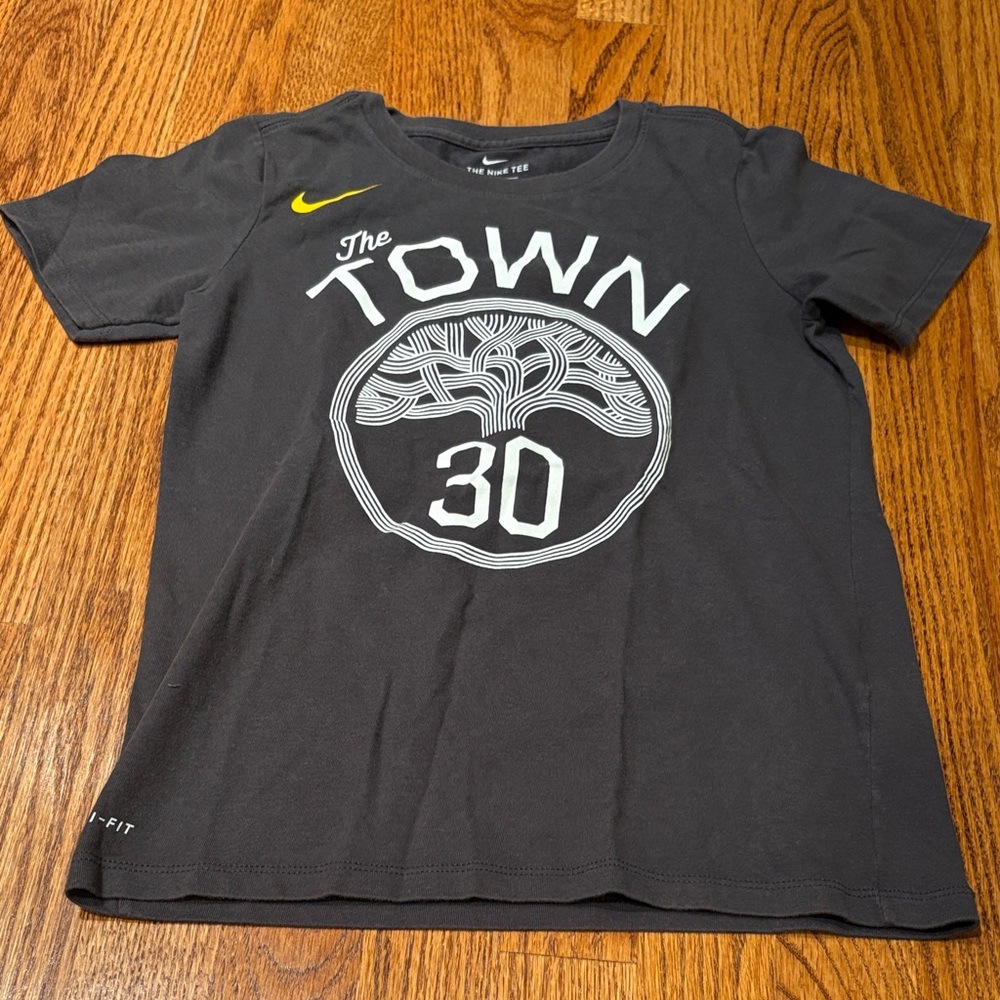 The Nike Tee Boy’s Grey The Town Curry Tee Size S